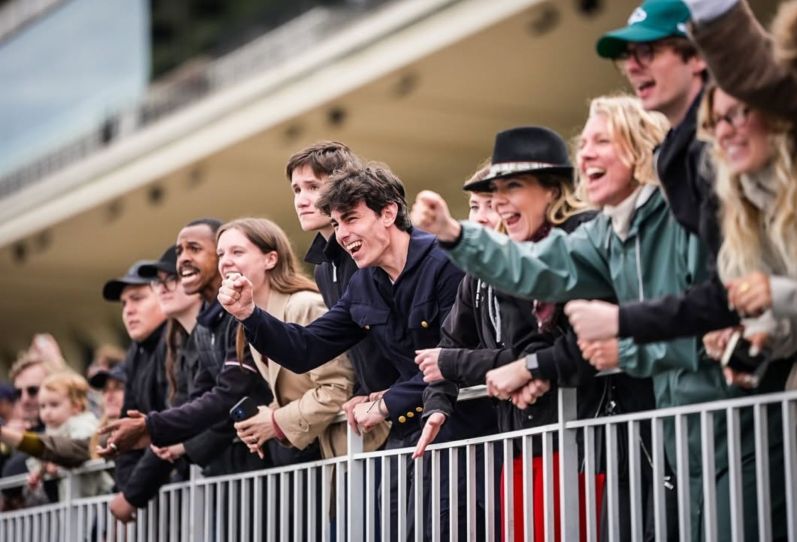 Crowds at Auteuil © France Galop